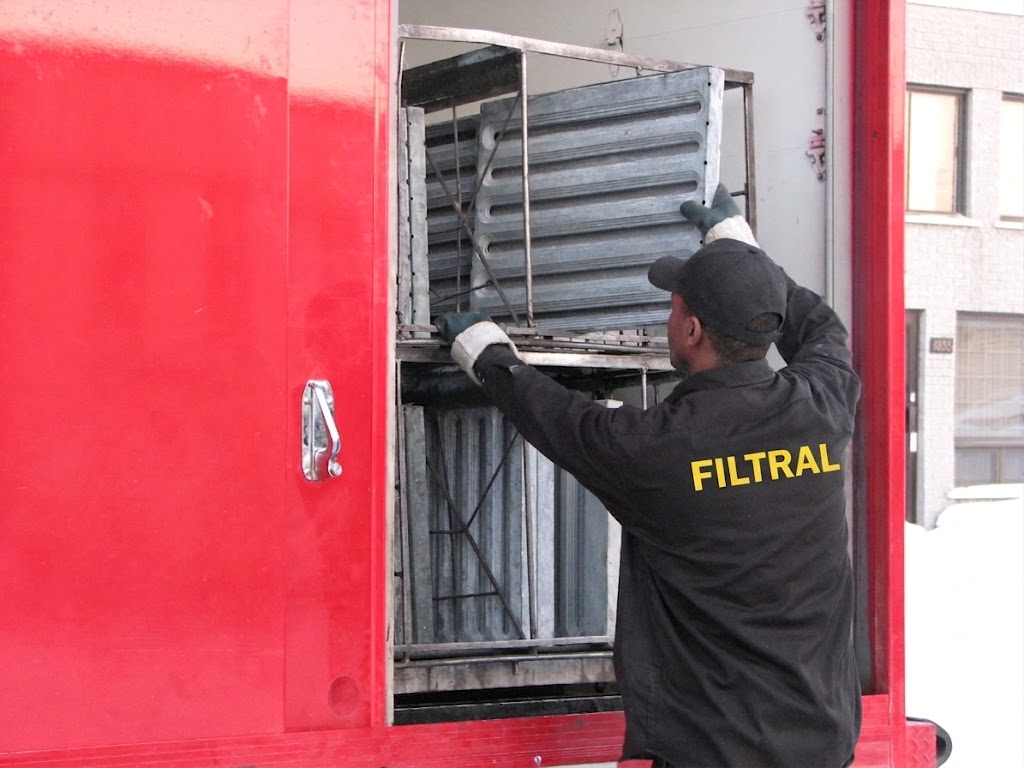 Technicien Filtral chargeant des filtres de hotte dans le camion